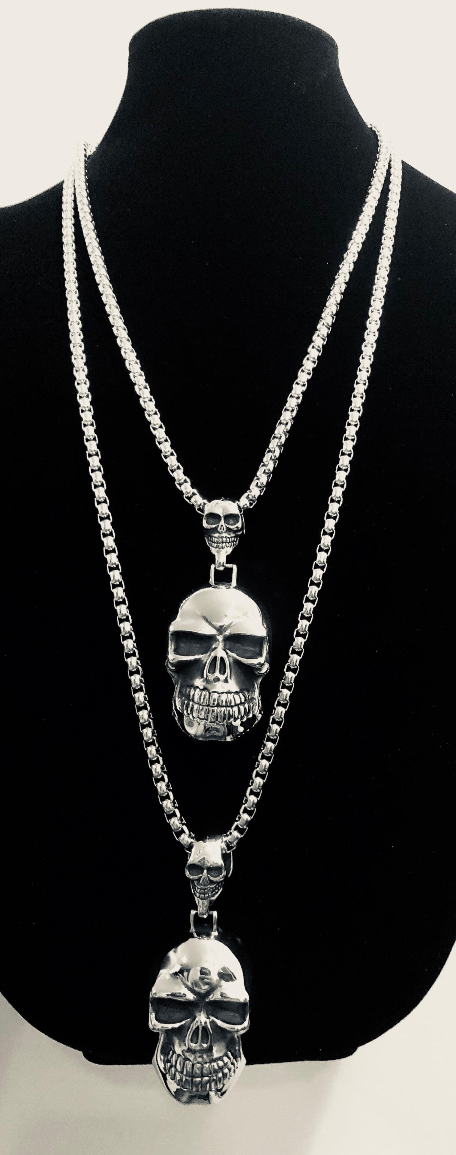 Large outlet skull necklace